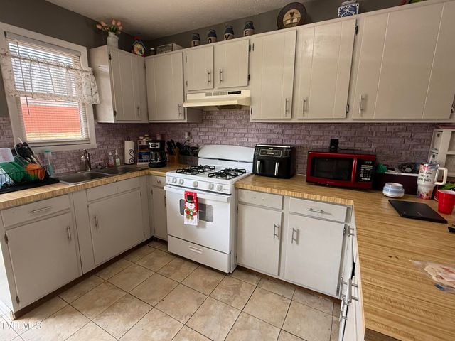 216 Willow Street, Mount Carmel, TN 37645