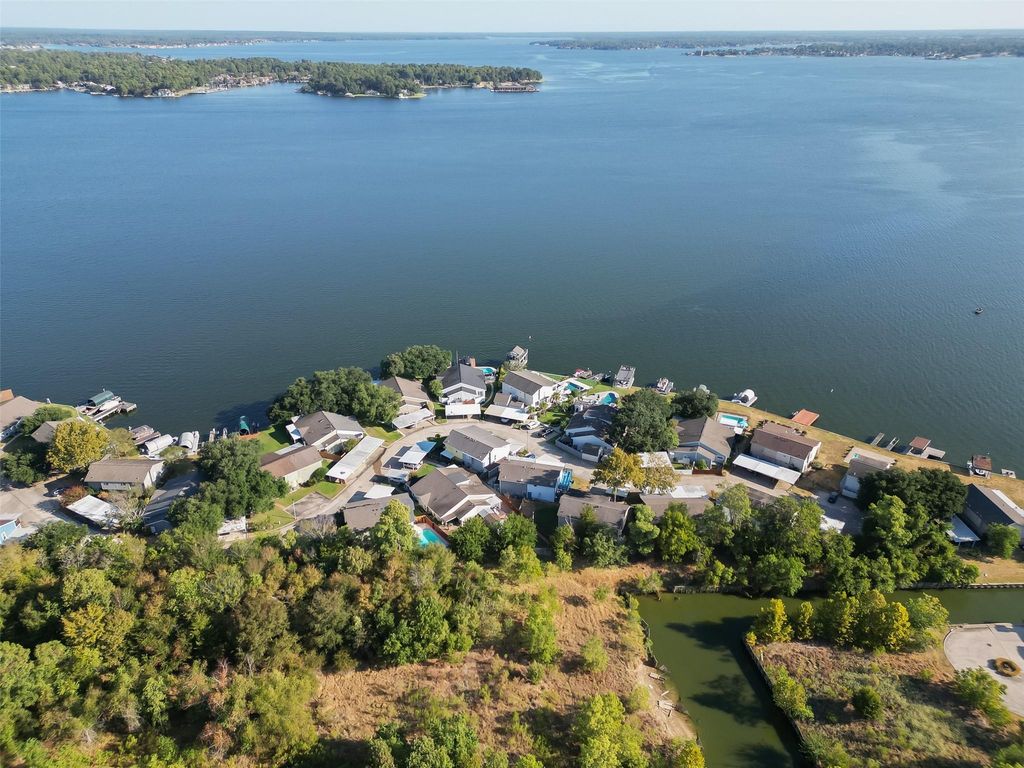 88 Lakeview Village, Conroe, TX 77356