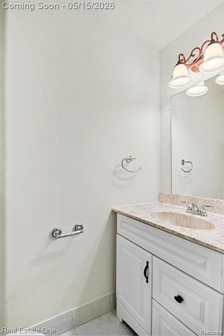 1749 Freemont Drive, Troy, MI 48098