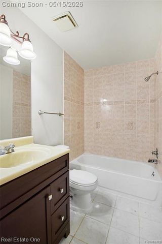 1749 Freemont Drive, Troy, MI 48098