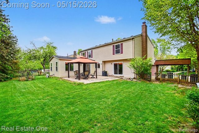 1749 Freemont Drive, Troy, MI 48098