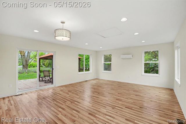 1749 Freemont Drive, Troy, MI 48098