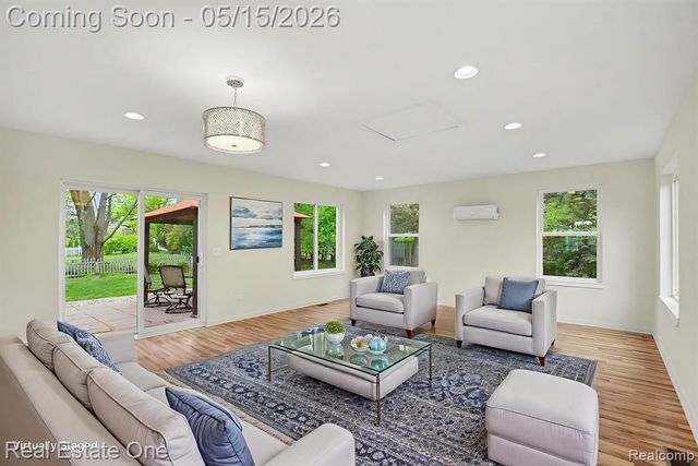 1749 Freemont Drive, Troy, MI 48098