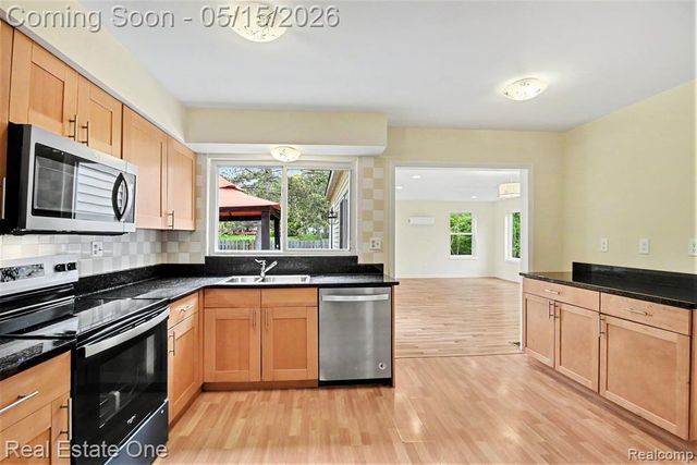 1749 Freemont Drive, Troy, MI 48098