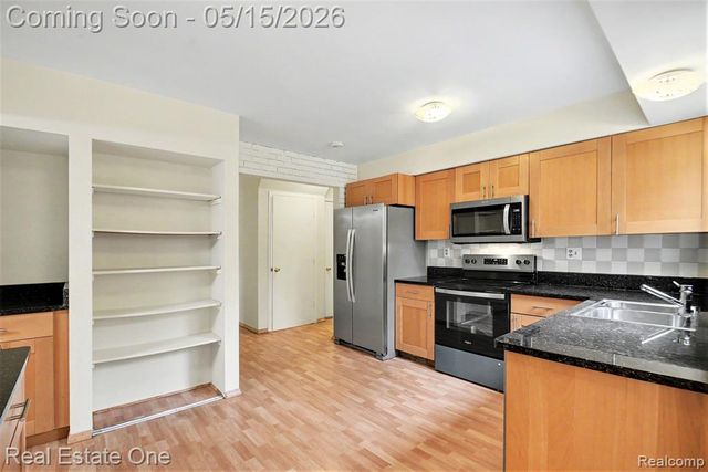 1749 Freemont Drive, Troy, MI 48098