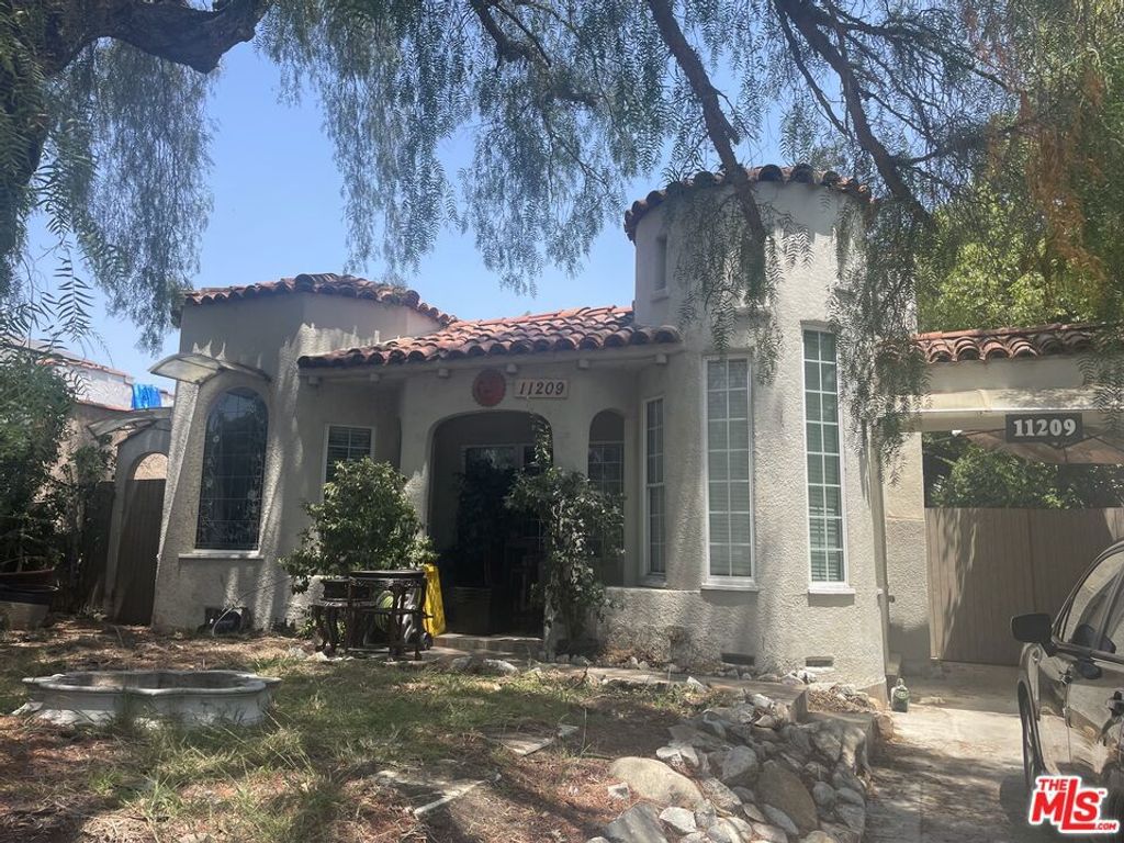 11209 Hatteras Street, North Hollywood, CA 91601
