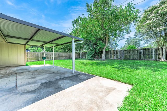 17102 Coachmaker Drive, Friendswood, TX 77546