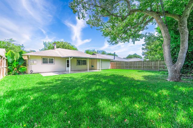 17102 Coachmaker Drive, Friendswood, TX 77546