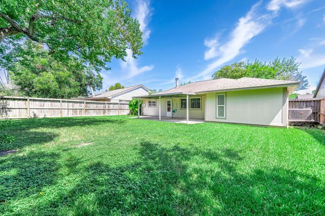 17102 Coachmaker Drive, Friendswood, TX 77546