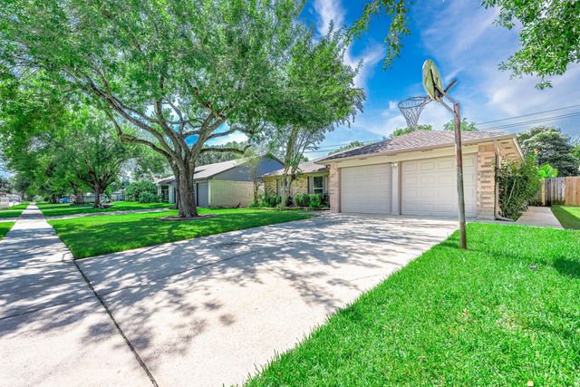 17102 Coachmaker Drive, Friendswood, TX 77546