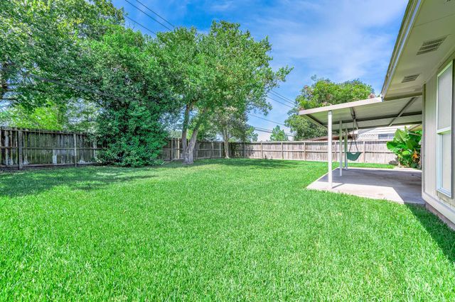 17102 Coachmaker Drive, Friendswood, TX 77546