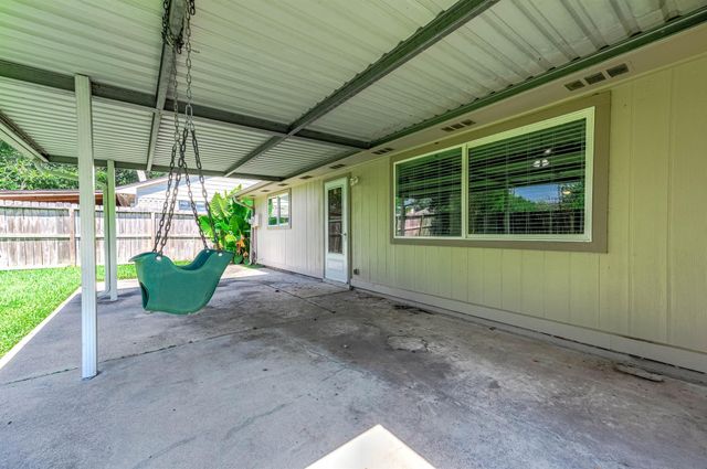 17102 Coachmaker Drive, Friendswood, TX 77546