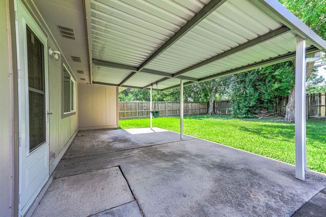 17102 Coachmaker Drive, Friendswood, TX 77546