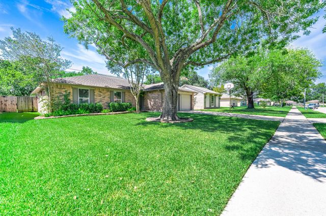 17102 Coachmaker Drive, Friendswood, TX 77546