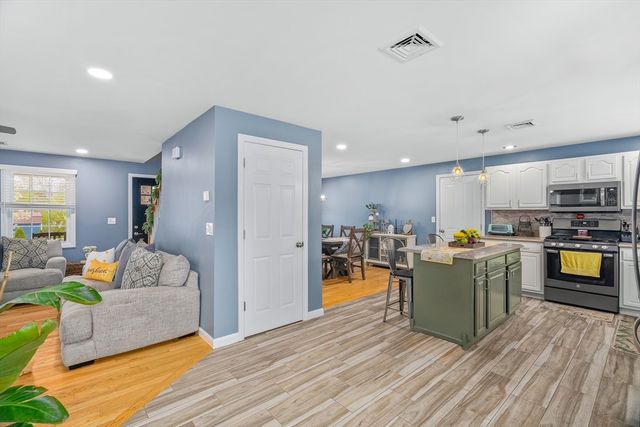 1870 County St, Somerset, MA 02726