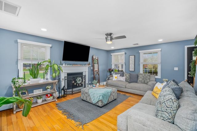 1870 County St, Somerset, MA 02726