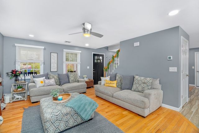 1870 County St, Somerset, MA 02726