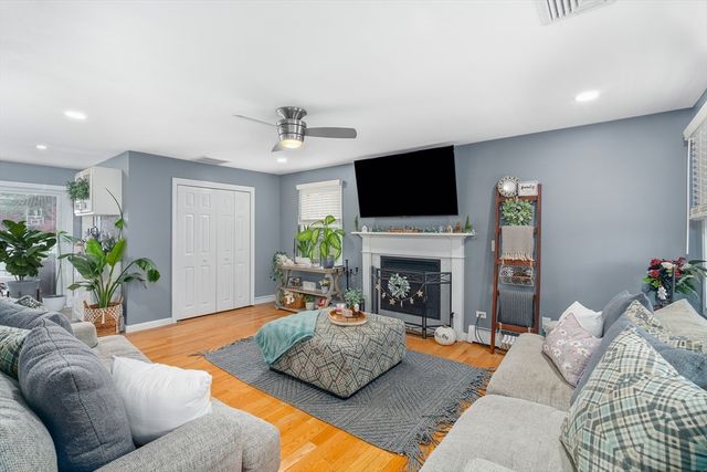 1870 County St, Somerset, MA 02726