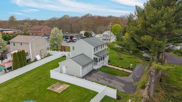 1870 County St, Somerset, MA 02726