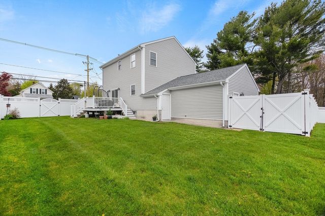 1870 County St, Somerset, MA 02726
