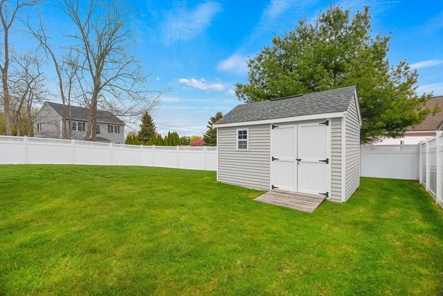 1870 County St, Somerset, MA 02726