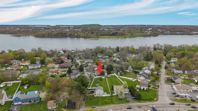 1870 County St, Somerset, MA 02726