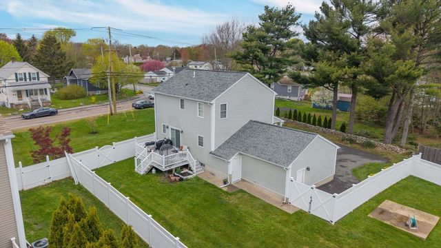 1870 County St, Somerset, MA 02726