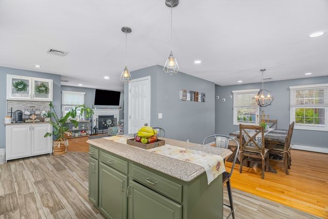 1870 County St, Somerset, MA 02726
