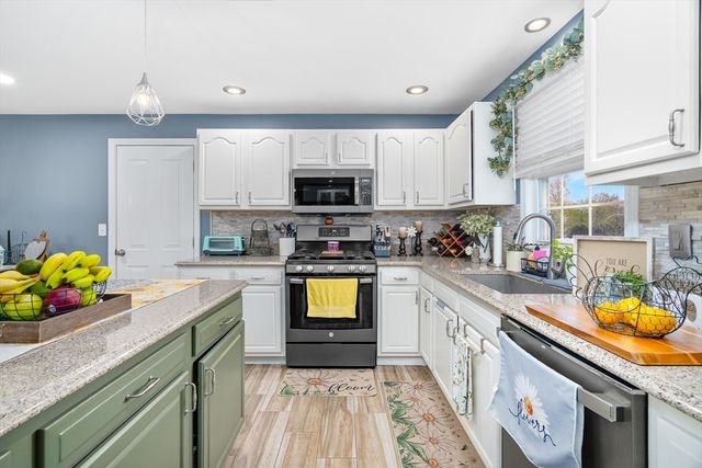 1870 County St, Somerset, MA 02726