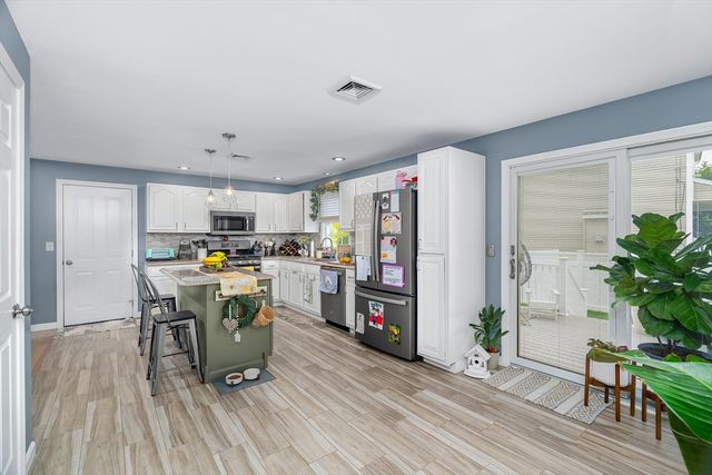 1870 County St, Somerset, MA 02726