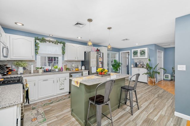 1870 County St, Somerset, MA 02726