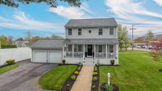 1870 County St, Somerset, MA 02726
