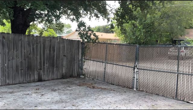 6520 Spring Lark, San Antonio, TX 78249