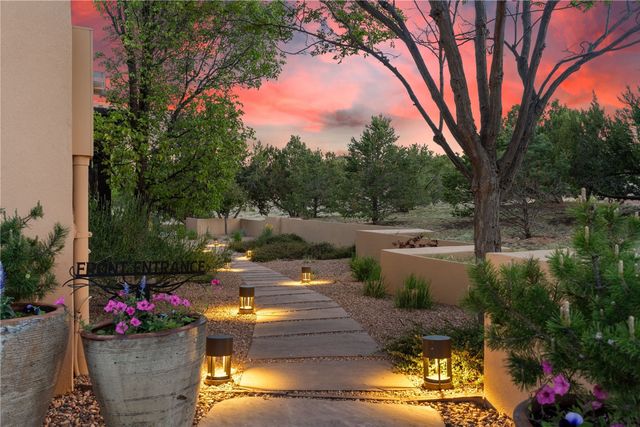 20 Rising Moon, Santa Fe, NM 87506