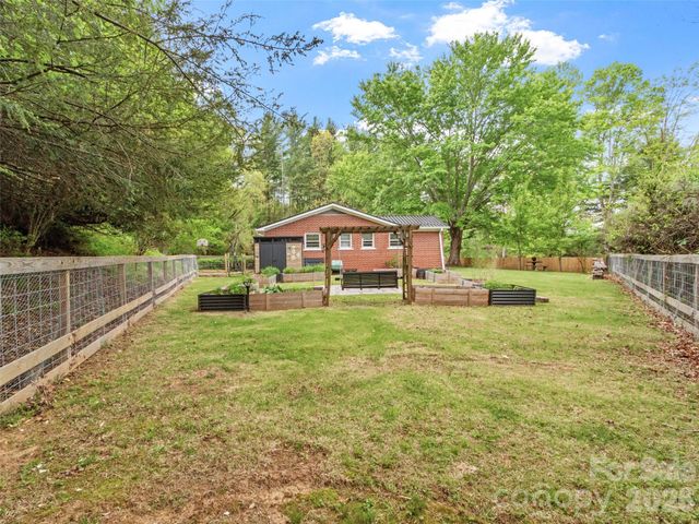 309 Presnell Street, Burnsville, NC 28714