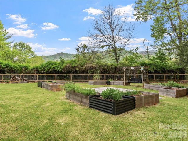 309 Presnell Street, Burnsville, NC 28714