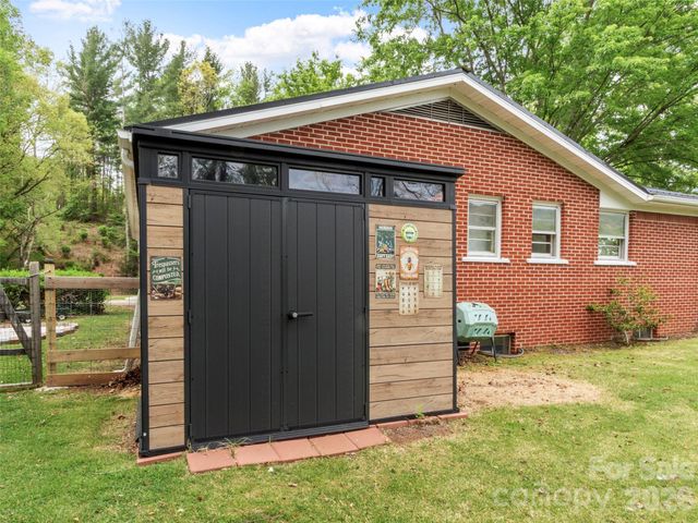 309 Presnell Street, Burnsville, NC 28714