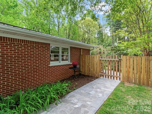 309 Presnell Street, Burnsville, NC 28714