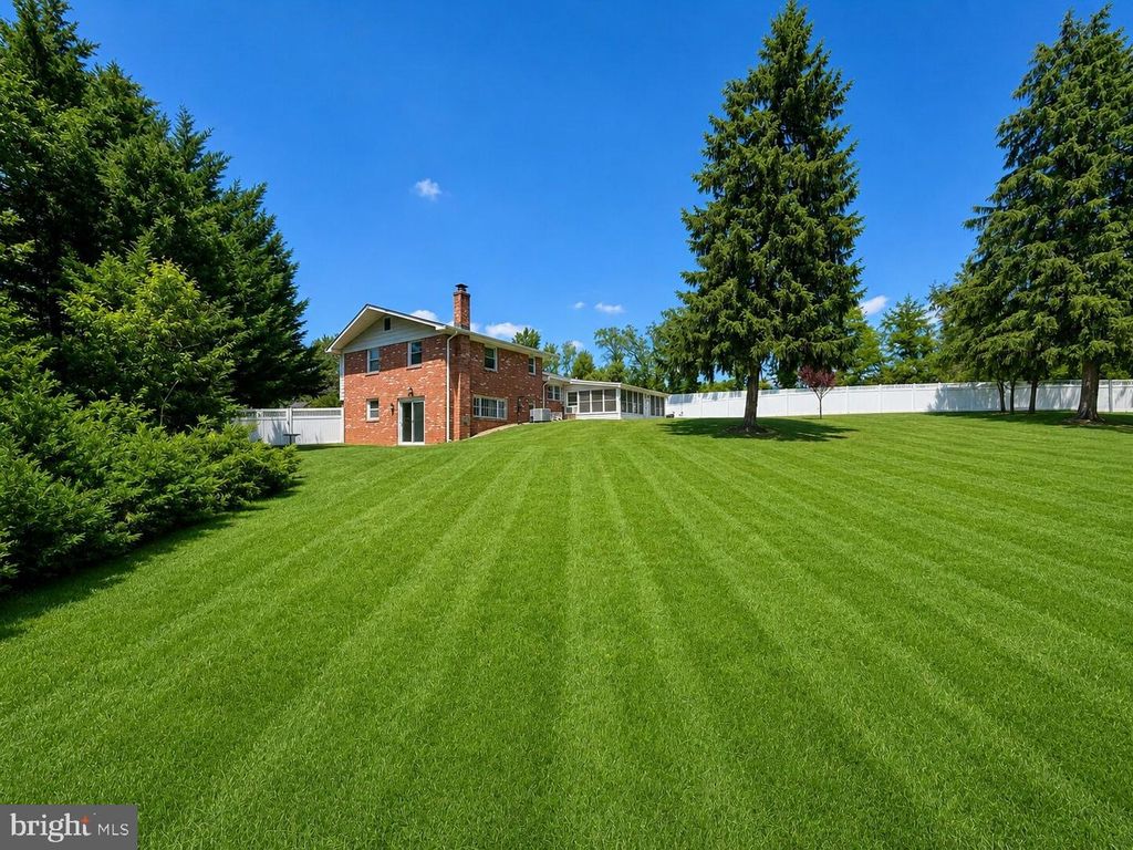 Image 2 of property listing at 4805 TAMWORTH CT, Temple Hills, MD 20748