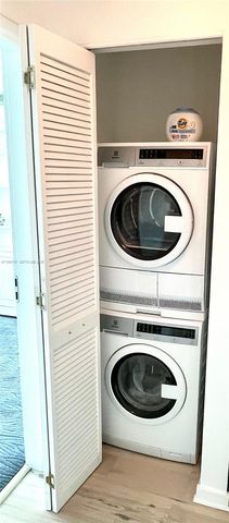 300 S Biscayne Blvd T-2012, Miami, FL 33131