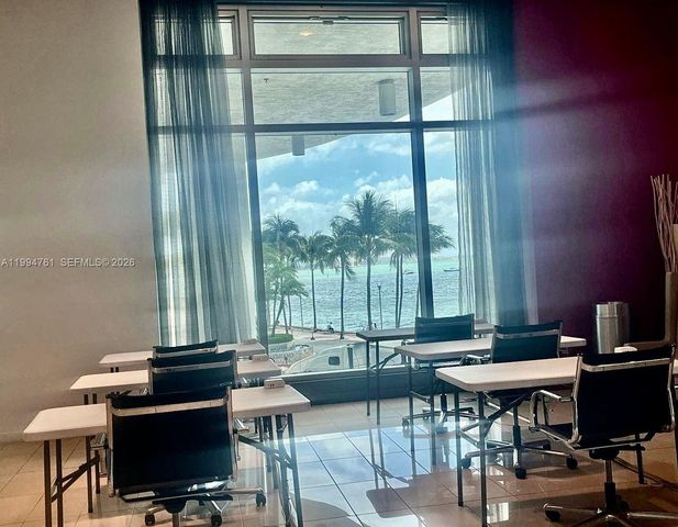 300 S Biscayne Blvd T-2012, Miami, FL 33131