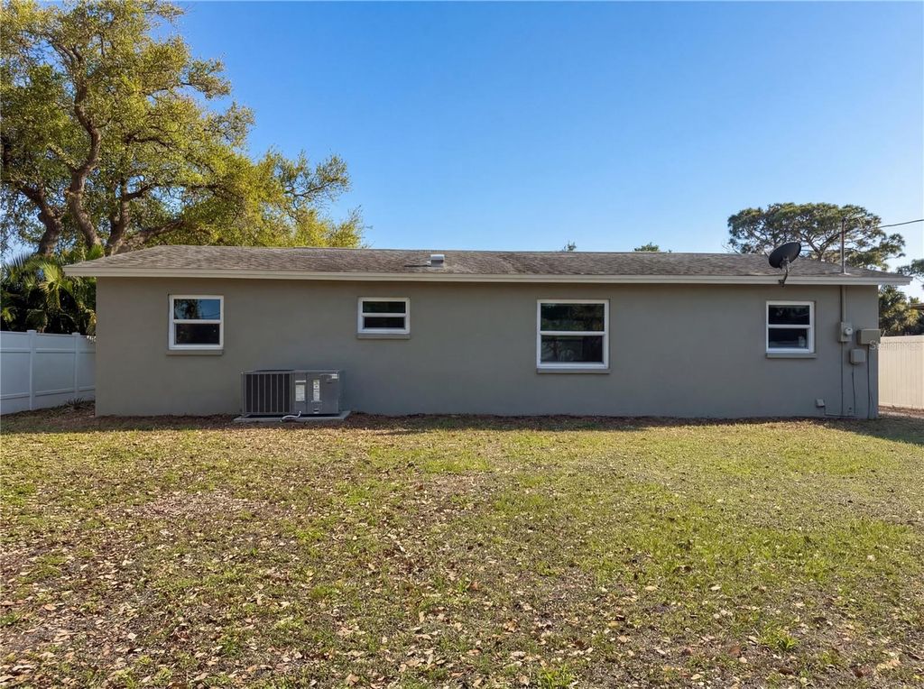 Image 5 of property listing at 737 GULF COAST BOULEVARD, Venice, FL 34285