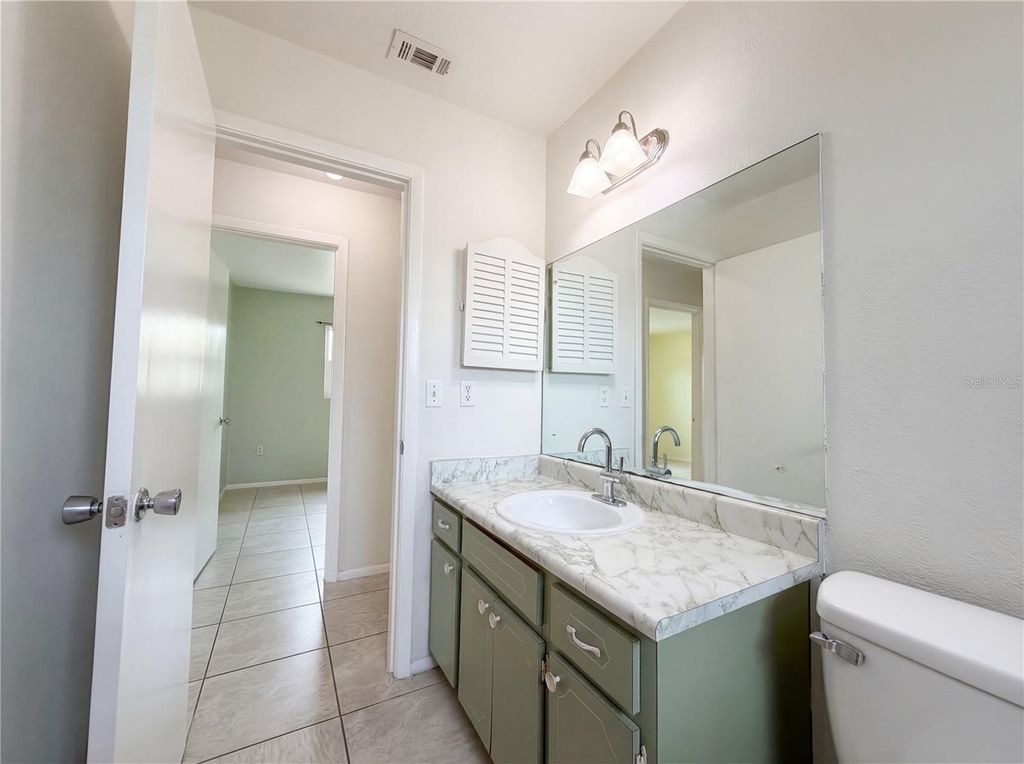 Image 6 of property listing at 737 GULF COAST BOULEVARD, Venice, FL 34285