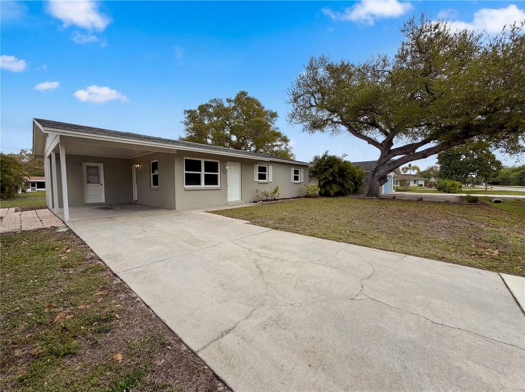 Image 7 of property listing at 737 GULF COAST BOULEVARD, Venice, FL 34285