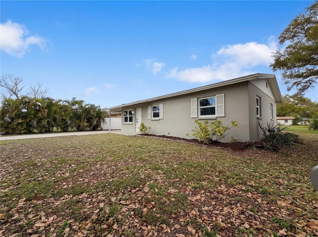 Image 8 of property listing at 737 GULF COAST BOULEVARD, Venice, FL 34285