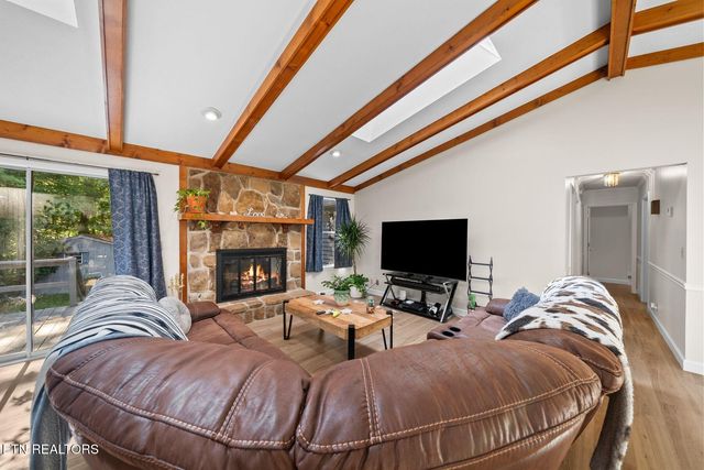 16 Trafalgar Lane, Crossville, TN 38558