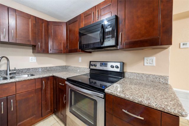 1025 NE 9th Ave B, Fort Lauderdale, FL 33304