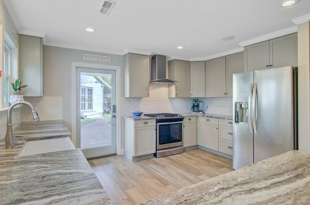 8 Vincent Drive, Mount Pleasant, SC 29464