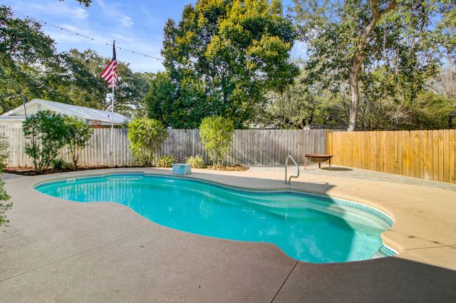 8 Vincent Drive, Mount Pleasant, SC 29464