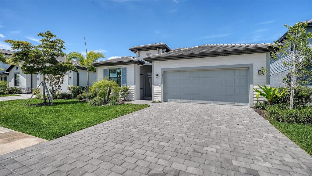 Image 2 of property listing at 17233 MOONFLOWER DRIVE, Venice, FL 34293